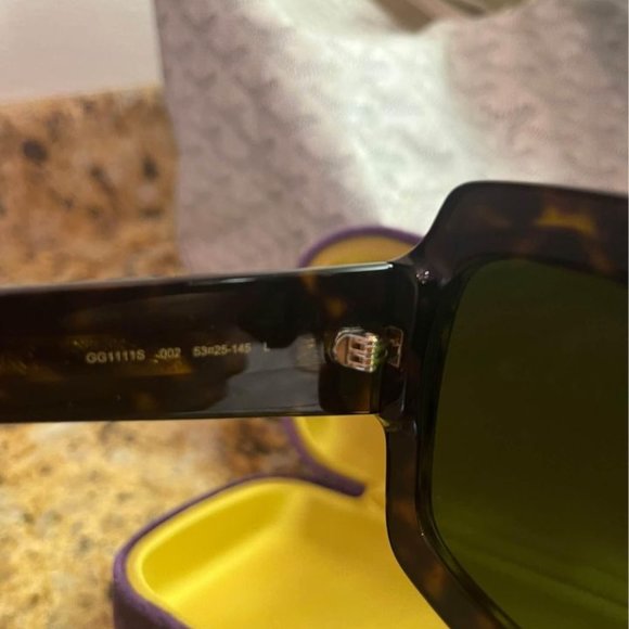 NEW IN BOX $565- Gucci Oversized Square Tortoise Sunglasses & Original Case main image 4